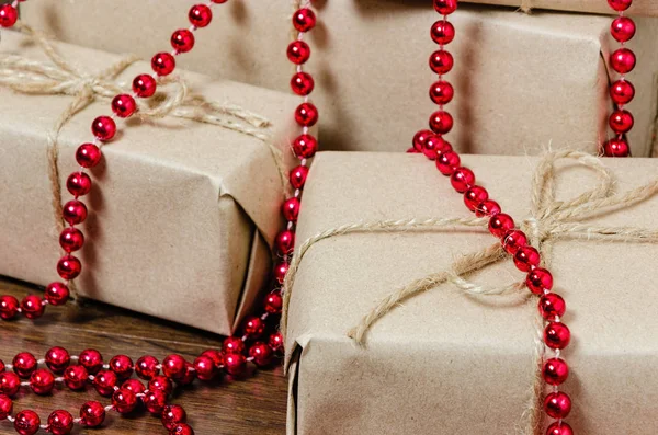 Geschenkverpackung aus Kraftpapier, mit Bindfäden umwickelt — Stockfoto