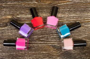 tırnak cilası bir çiçek ya da güneş şeklinde ortaya koydu. Ahşap arka plan üzerinde