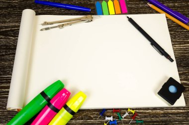 ileti örneği nesneleri etiketlerinden için şablon. Ahşap arka plan üzerinde