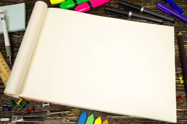 boşluk veya desen ofis veya okulda tarzı Etiketler için. Ahşap arka plan üzerinde