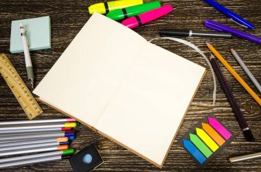 ileti örneği nesneleri etiketlerinden için şablon. Ahşap arka plan üzerinde