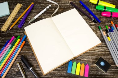 ileti örneği nesneleri etiketlerinden için şablon. Ahşap arka plan üzerinde