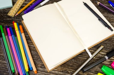 ileti örneği nesneleri etiketlerinden için şablon. Ahşap arka plan üzerinde