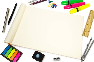 Notlar veya çizimler yapmak için boş açık not defteri.