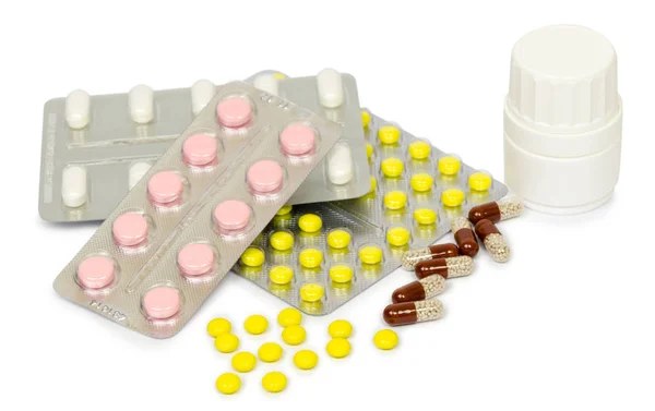 Un ensemble de comprimés et de pilules pour un rétablissement rapide et la prévention des maladies. Isolé — Photo