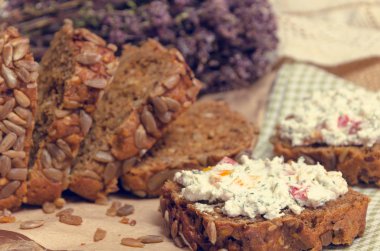 Ev yapımı ekmek taze rustik peynir ile