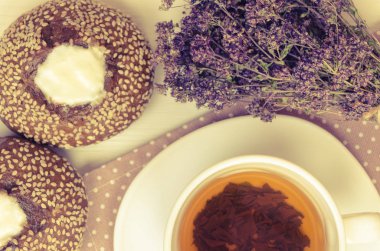 çörek ve çay sağlıklı kahvaltı için