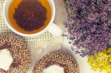 çörek ve çay sağlıklı kahvaltı için