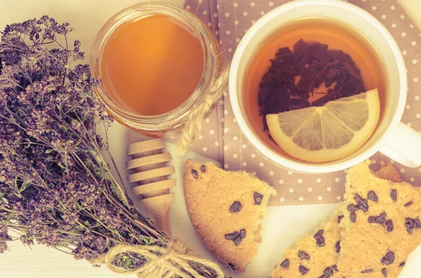 Różne rodzaje herbaty na drewnianym stole — Zdjęcie stockowe