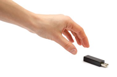 genç kızın usb birden parlamak götürmek tutan el.