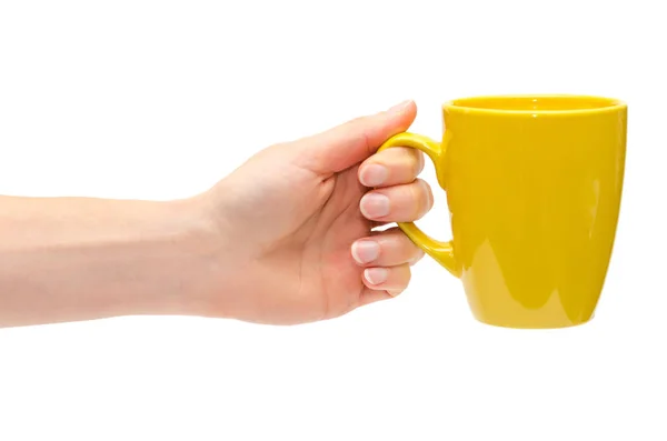 Fiatal lány sárga csésze tartó kéz. — Stock Fotó