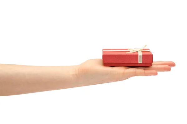 Hand om ung flicka håller presentbox. — Stockfoto
