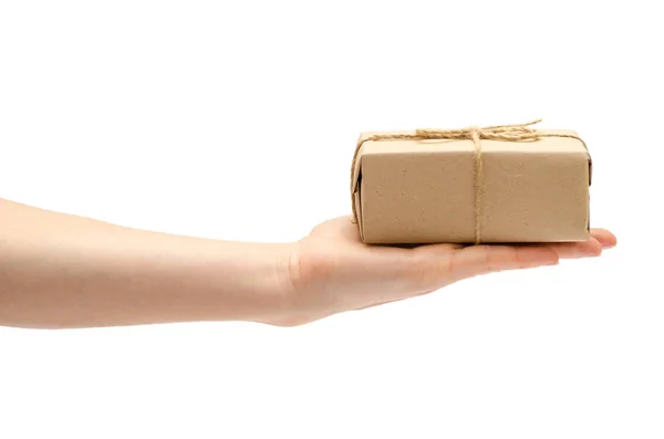 Жіноча рука тримає подарункову коробку . — стокове фото