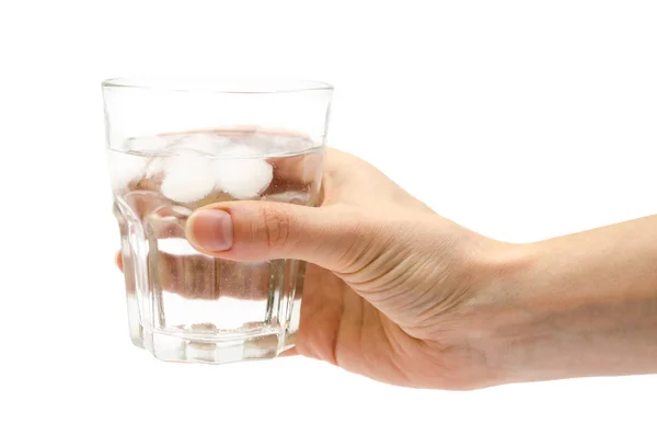 Hand van meisje houdt van glas water — Stockfoto
