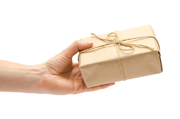 Weibliche Hand hält Geschenkbox. — Stockfoto