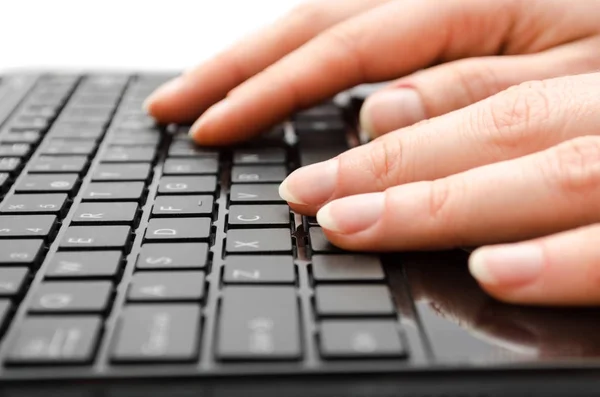 Mão de menina digitando no teclado . — Fotografia de Stock