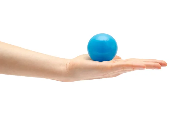 Mão mulher segurando bola de brinquedo . — Fotografia de Stock