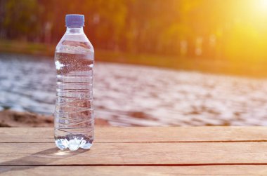 şişe suya yakın iskelede duran saf kaynak suyu ile