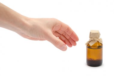 el alır ya da ev yapımı ilaç verir.