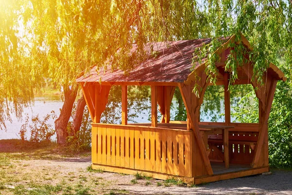 Gazebo for family entertainment and is made of wood, stands on the shore of the lake — Stock Photo, Image