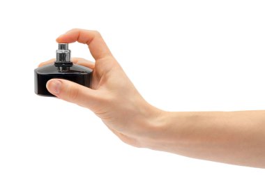 Kadın elinde parfüm şişesi tutuyor..