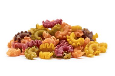 arka plan çiğ renkli makarna. Beyaz arka plan üzerinde izole