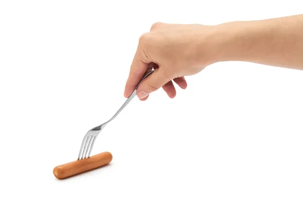 Kvinnlig hand håller Knackkorv korv på en gaffel. Isolerad på vit bakgrund — Stockfoto