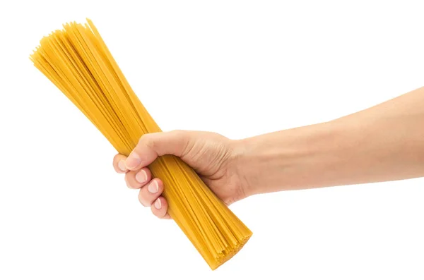 Weibliche Hand mit rohen Spaghetti. isoliert auf weißem Hintergrund — Stockfoto