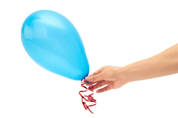 La mano femenina sostiene un solo globo de fiesta azul. aislado sobre fondo blanco — Foto de Stock