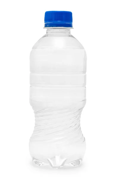 Agua limpia y fresca envasada en una botella de plástico. Aislado sobre fondo blanco —  Fotos de Stock