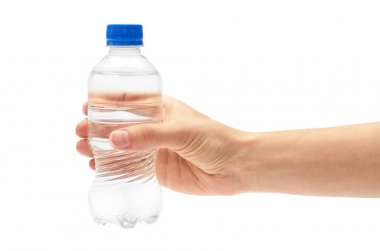 Kadın eli temiz ve taze suyu plastik bir şişeye doldurmuş. Beyaz arkaplanda izole