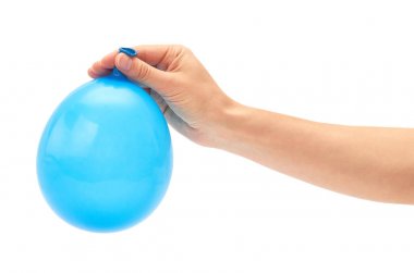 El tek mavi parti balon tutar. Beyaz arka plan üzerinde izole