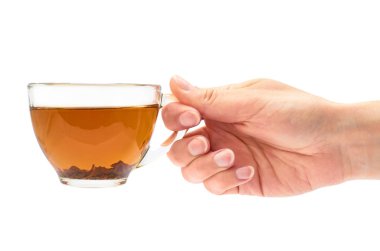El bir fincan çay tutar. Beyaz arka plan üzerinde izole