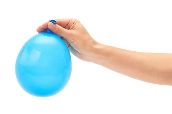 La mano femenina sostiene un solo globo de fiesta azul. aislado sobre fondo blanco — Foto de Stock