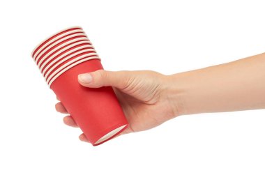 Eller bir karton ya da plastik tek kullanımlık Kupası tutun. Beyaz arka plan üzerinde izole