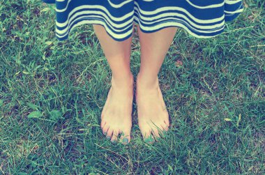 Yeşil çimenlerin üzerinde kalan etek kız. Huzur, huzur ve dinlence kavramı.