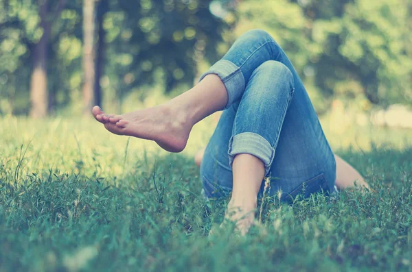 Bir genç kız parkta çim üzerinde yalan ve dinlenme. Kavramı, Açık Rekreasyon, huzur