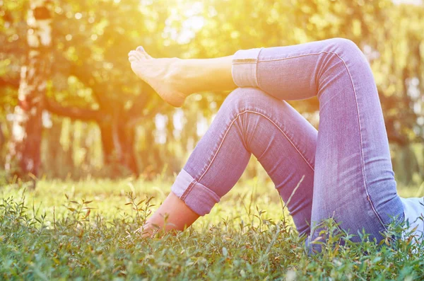 公園の草の上に横たわると、安静時の若い女の子。コンセプト、屋外レクリエーション、セレニティ — ストック写真