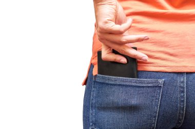 Deri cüzdan mavi kot pantolon cebinde. Beyaz arka plan üzerinde izole