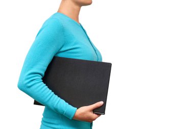 Onun elinde büyük bir siyah defter olan kız. Beyaz arka plan üzerinde izole