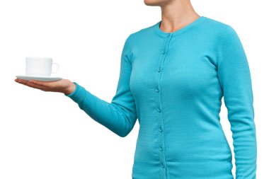 Kız bardağı götürüyor. Beyaz arka plan üzerinde izole