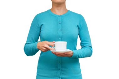 Kız bardağı götürüyor. Beyaz arka plan üzerinde izole