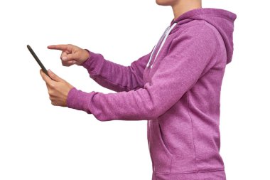 Dijital tablet elinde olan kız. Beyaz arka plan üzerinde izole