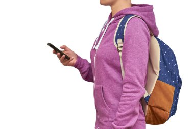 Bir sırt çantası omuzlarını ve elleri bir telefon olan kız. Beyaz arka plan üzerinde izole