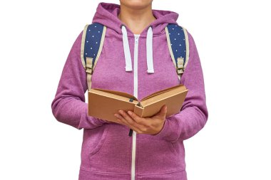 Kız omuzlarını ve elleri bir defterde bir sırt çantası ile. Beyaz arka plan üzerinde izole