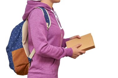 Kız omuzlarını ve elleri bir defterde bir sırt çantası ile. Beyaz arka plan üzerinde izole