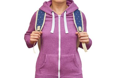 Kız onun omuzlarında bir sırt çantası ile. Beyaz arka plan üzerinde izole