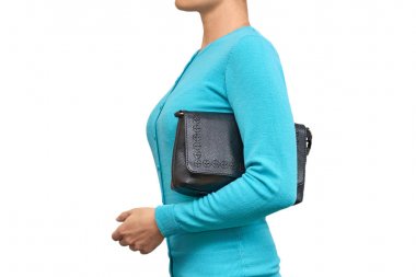 Kız onun elinde bir çanta ile. Beyaz arka plan üzerinde izole