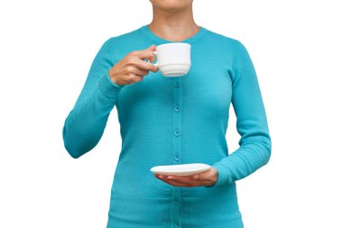 Kız bardağı götürüyor. Beyaz arka plan üzerinde izole