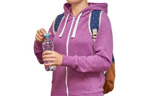 Bir sırt çantası onun omuz ve ellerini suya olan kız. Beyaz arka plan üzerinde izole